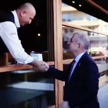 Ümit Özdağ kendisine birebir benzeyen vatandaşla görüntülendi