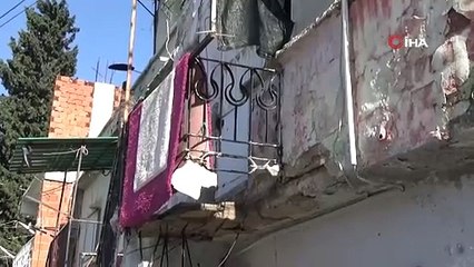 Balkon çöktü. 1 kız yaralandı 