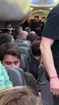 İstanbul uçağında kavga çıktı. Uçak pist başından geri döndü. Polisler uçağın içine girdi