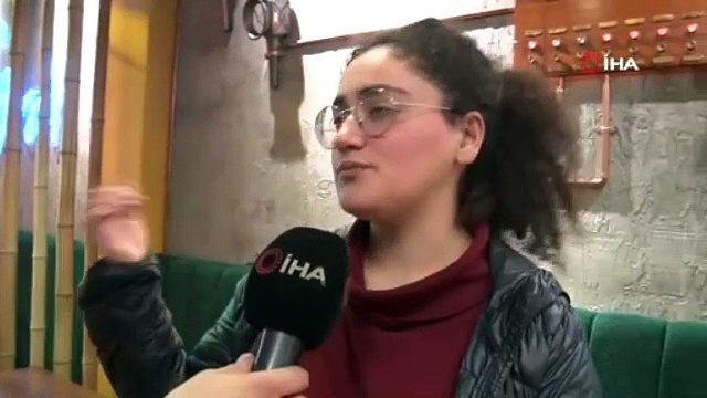 Tanınmış oyuncu, aracıyla yayaların arasına daldı. Dehşet anı kamerada