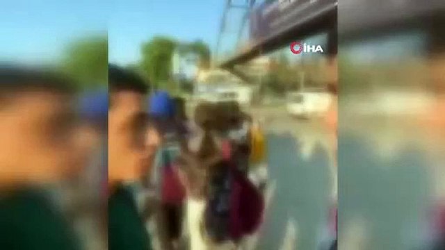 Ne oluyor bu kızlara. Liseli kızı, kız öğrenciler dövdü arkadaşları gülerek izledi