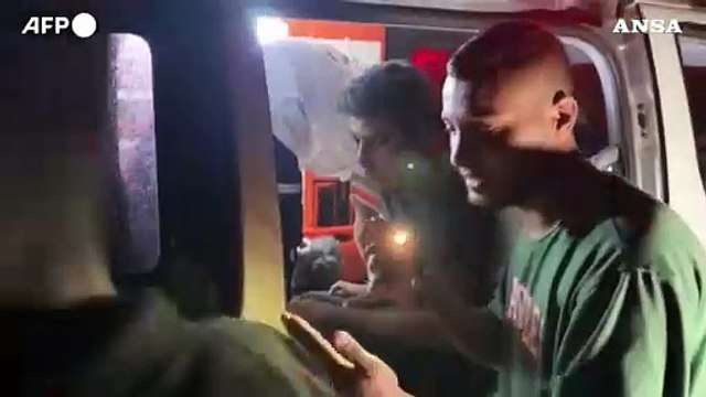 Gaza, i soccorsi tra le macerie dopo l'ultimo raid notturno