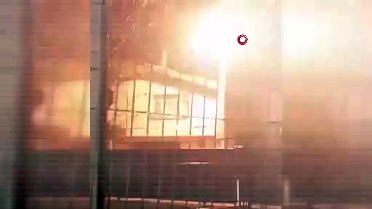 Bursa'da elektrik direği patladı. O anlar diğer sokaklarda 'havai fişek' sanıldı