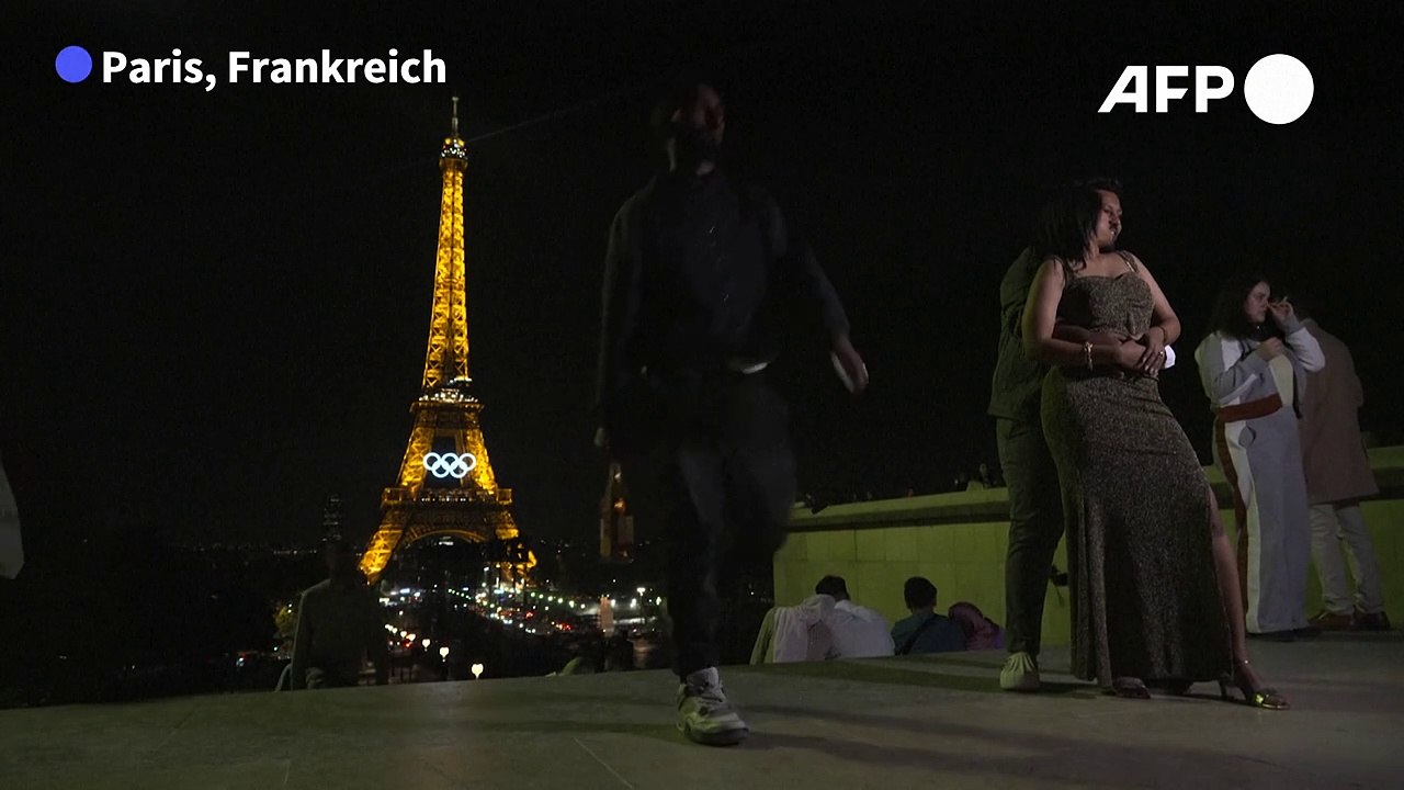 Olympische Ringe leuchten am Eiffelturm