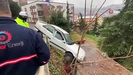 Otomobilin içinde duvarda askılı kaldılar. 2 kişi ölümden döndü  