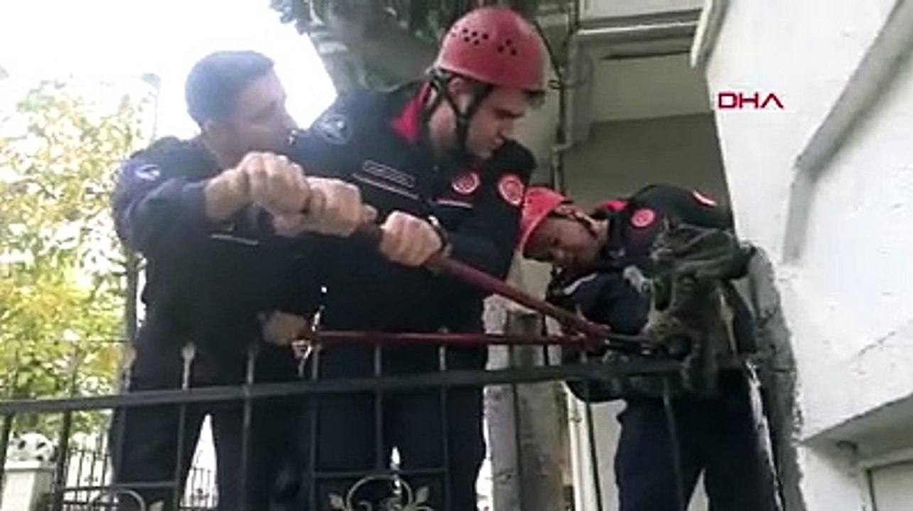 İtfaiyeden kedi kurtarma operasyonu