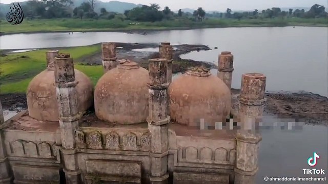 Sular çekilince cami gün yüzüne çıktı