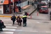 Yolu öğrenciler için kesti bütün öğrenciler Türk polisini sarılıp öptü. Sen ne güzel adamsın polis abi