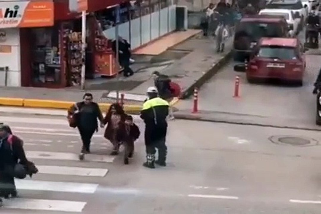 Yolu öğrenciler için kesti bütün öğrenciler Türk polisini sarılıp öptü. Sen ne güzel adamsın polis abi