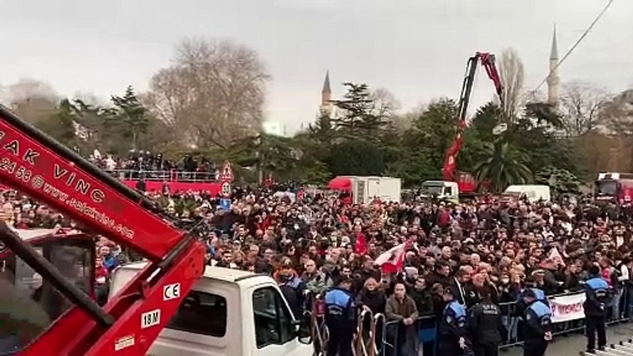 Tarihi buluşma: İstanbullular iradesi için Saraçhane'ye akın etti