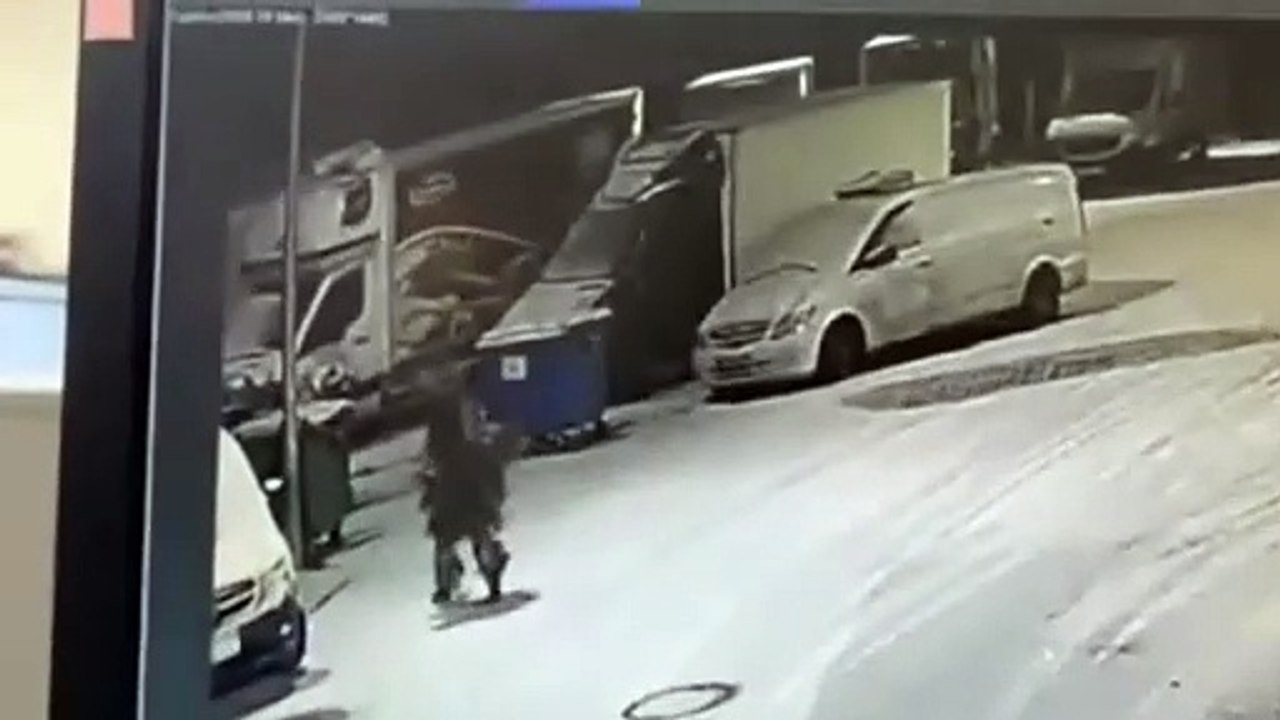 Yılbaşı ağacı gibi giyinip lastik kesti