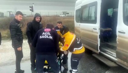 Minibüs ile otomobil birbirine girdi: 3 yaralı