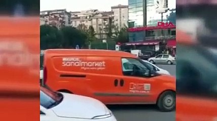 Kadın sürücüler kazadan sonra birbirine girdi. Erkekler de gülerek söyledi