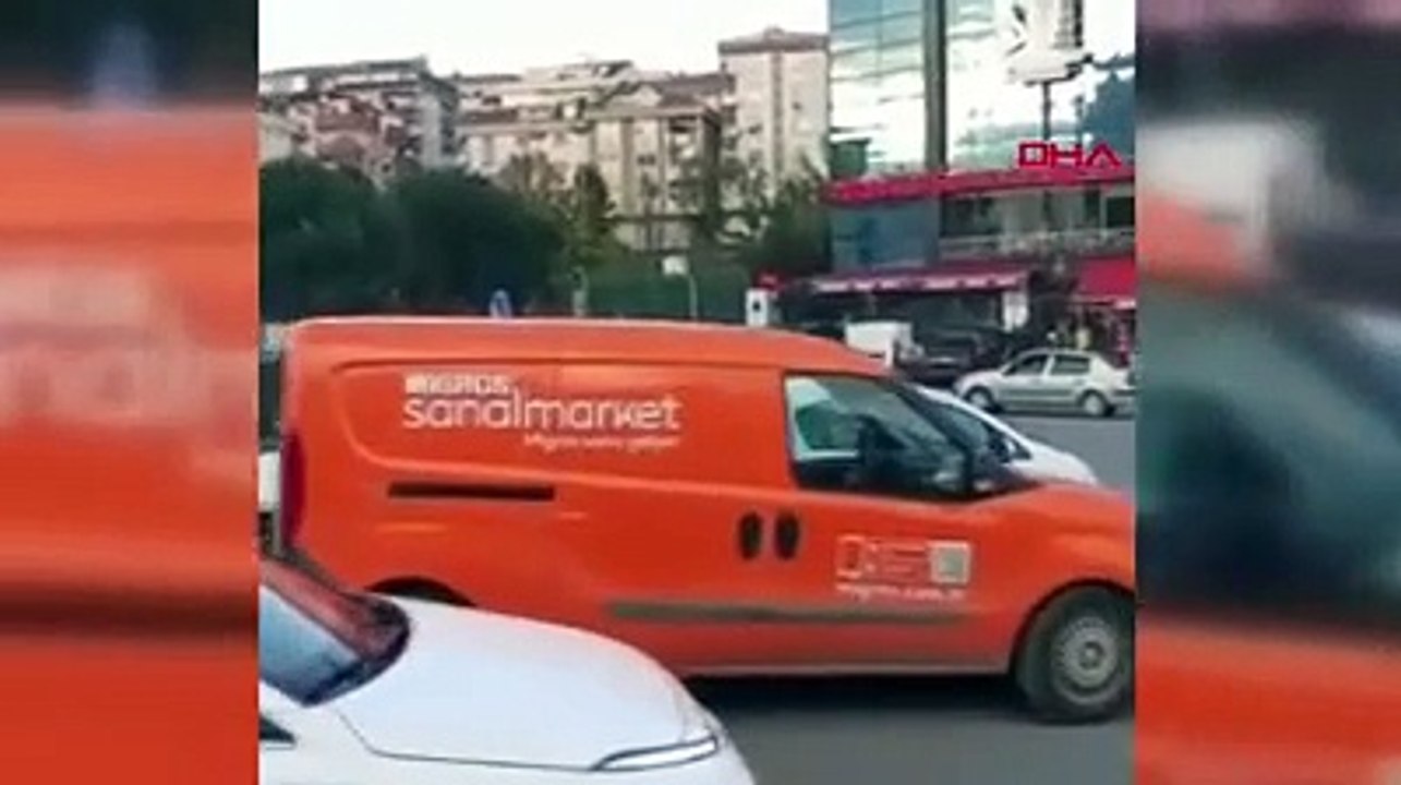 Kadın sürücüler kazadan sonra birbirine girdi. Erkekler de gülerek söyledi