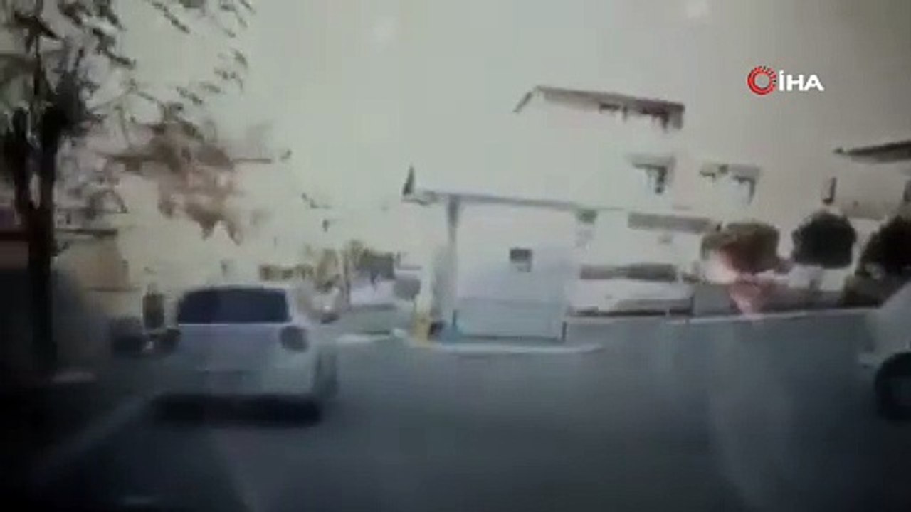 Yokuştan kayan otobüsü eliyle durdurmaya çalıştı canından oluyordu