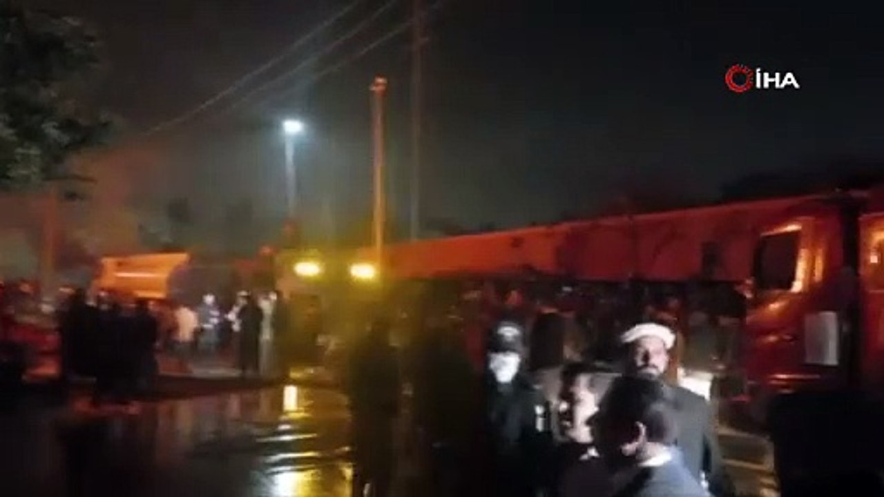 Pakistan'da pazar yeri yangınında 150 dükkan küle döndü 