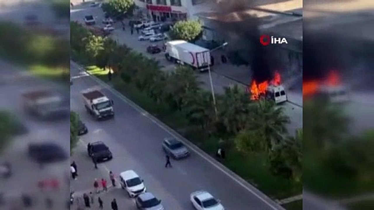 Adana'da minibüs alevlere teslim oldu