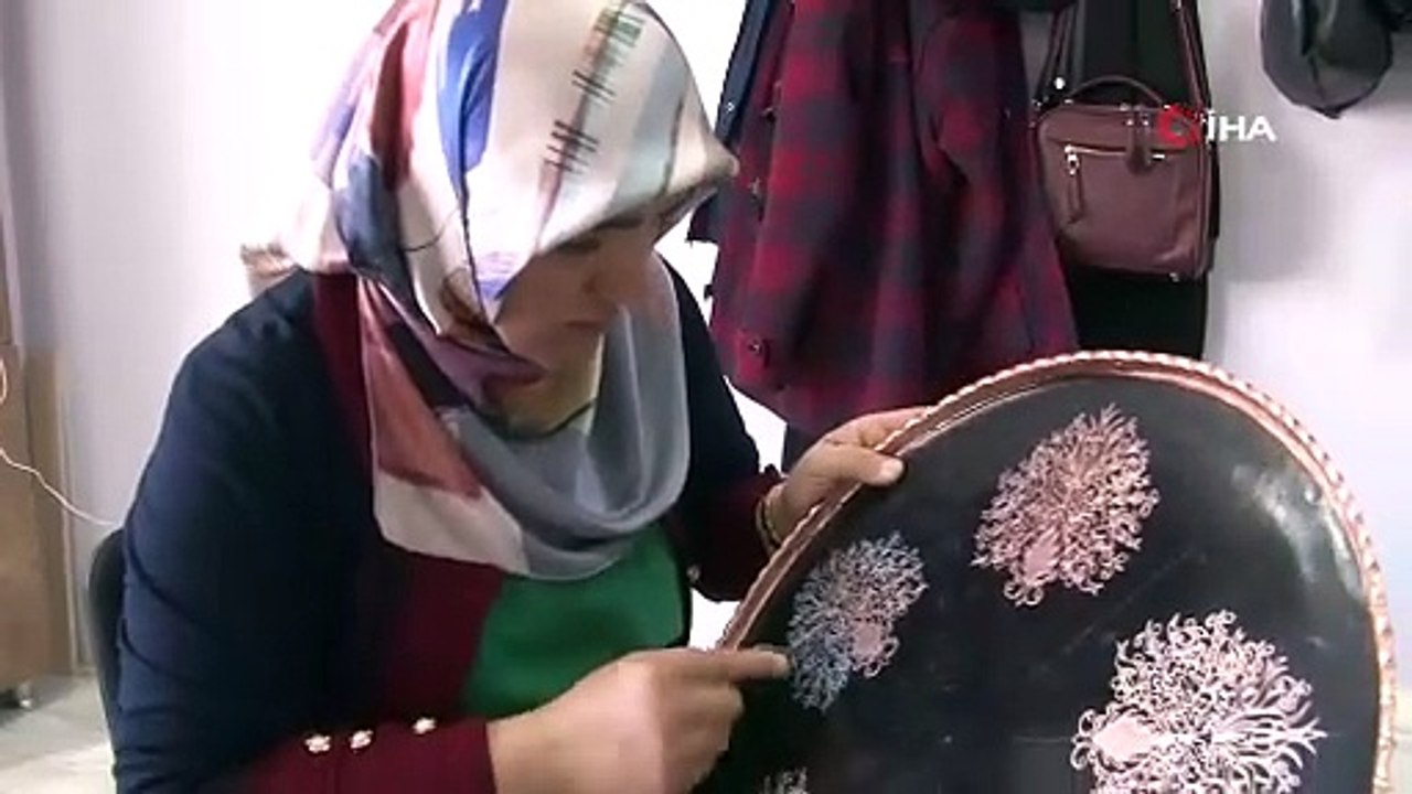 Bakırcılık sanatına ilgi duyunca şehrin tek kadın bakır ustası oldu