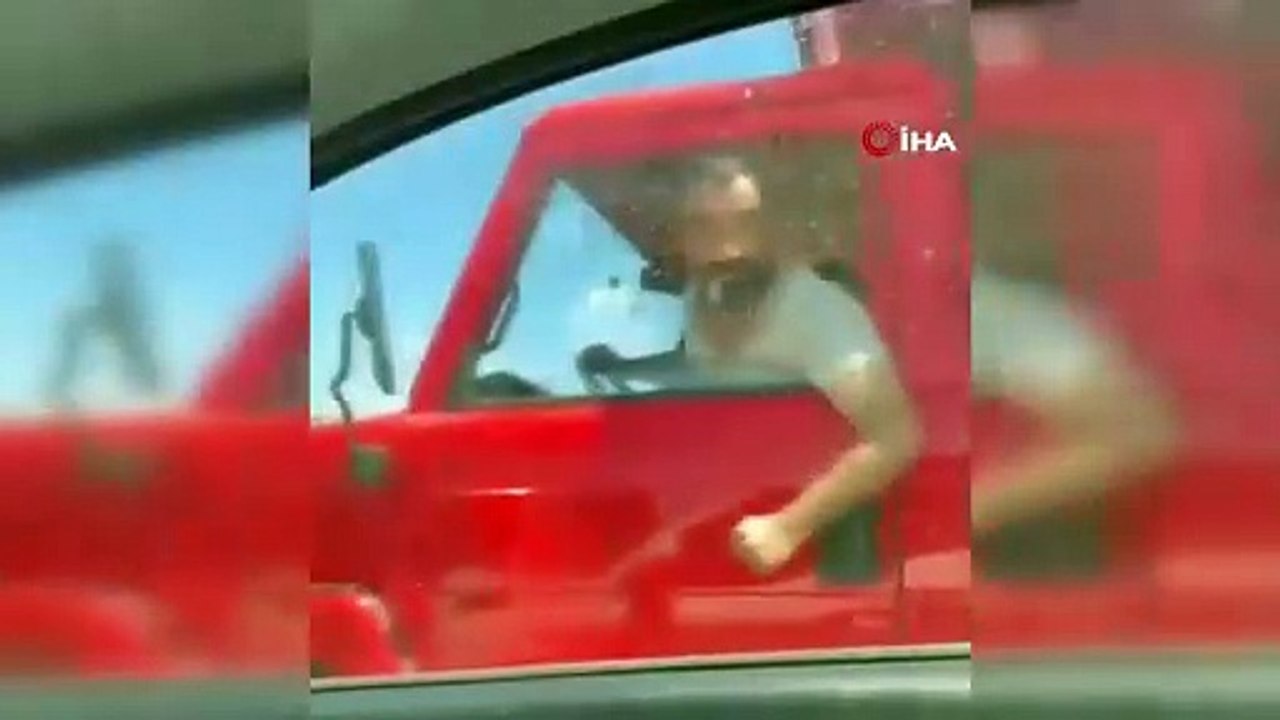 Yayaya yol veren sürücüye saldırmaya çalışan trafik magandaları kamerada