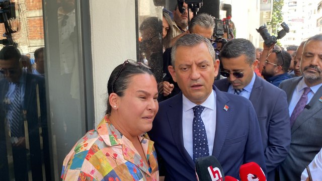 Atama bekleyen engelli öğretmen ağlayarak Özgür Özel’den yardım istedi