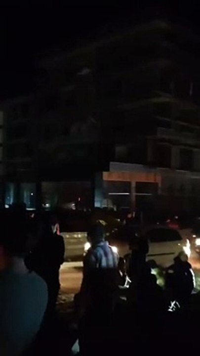Düzce'de depremin ardından elektrikler kesildi. Panikleyen halk sokaklarda