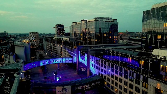 Los europeos concluyen este domingo su cita con las urnas para elegir 720 eurodiputados