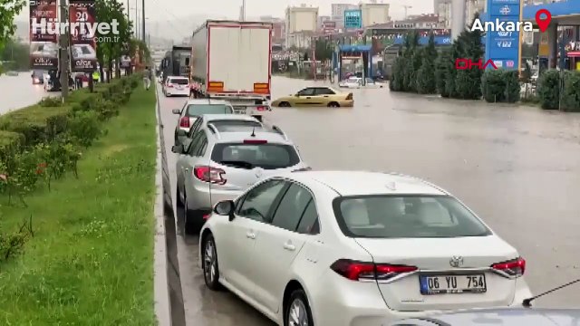 Ankara’da sağanak yağış etkili oldu, yollar göle döndü