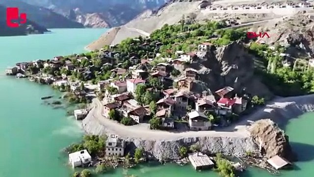 Baraj suyu köyü ikiye böldü; taşınmayan evlerde göl manzarası