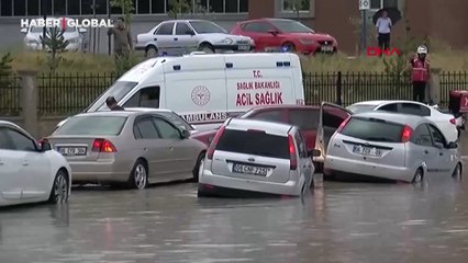Ankara'da caddeler göle döndü, otomobiller suya gömüldü