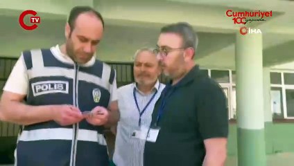 Okul görevlisi, YKS'yi takip eden gazetecilere müdahale etti
