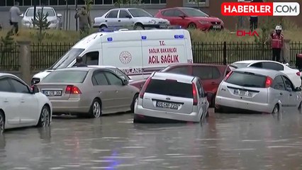 Şiddetli yağış başkenti felç etti! Sokaklar göle döndü, araçlar suya gömüldü