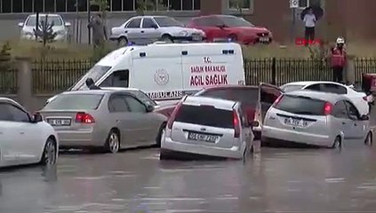 Ankara'yı sel aldı: Su alan aracı böyle tahliye ettiler