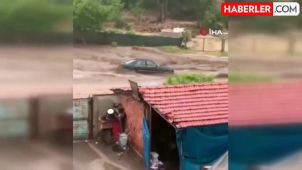 Şiddetli yağış başkenti felç etti! Sokaklar göle döndü, araçlar suya gömüldü