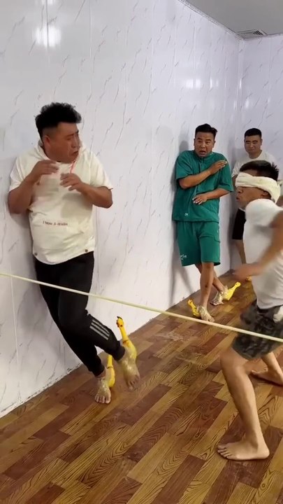 Screaming_Chicken_Blindfolded_Beating_Challenge!