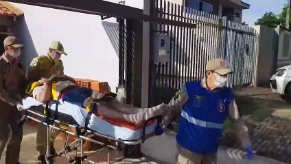 Pai e filho ficam feridos após caírem de telhado durante reforma no bairro Santa Cruz