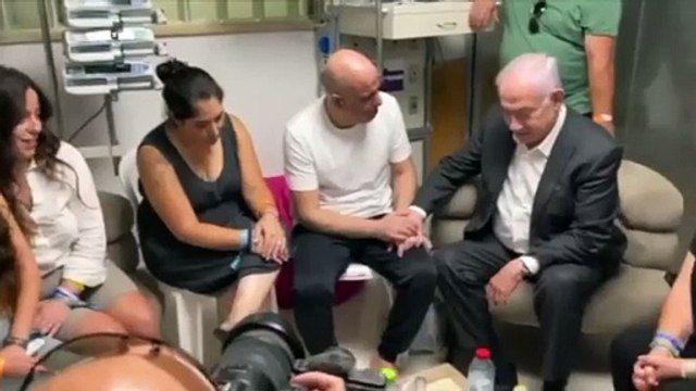 Primeiro-ministro de Israel, Benjamin Netanyahu, visita reféns resgatados