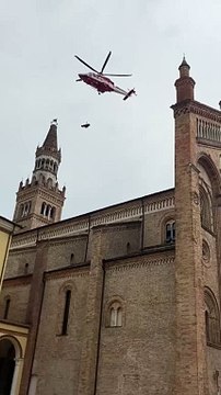 Spettacolare intervento a Crema: un uomo si sente male sul campanile del duomo, arriva l'elicottero
