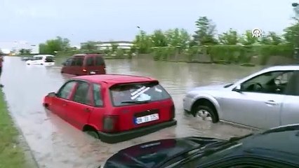 Ankara'da yolda kalan araçlar forkliftlerle kurtarıldı