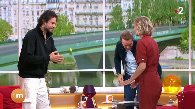 Anthony Colette et Maya Lauqué ont improvisé une danse sur le plateau de Télématin .