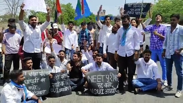 नीट परिणाम में गड़बड़ी के विरोध में एनएसयूआई का प्रदर्शन