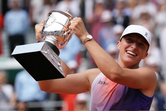 Swiatek crushes Paolini to win third French Open title in row