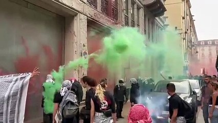 Corteo pro Palestina a Torino, imbrattata la facciata della banca Intesa Sanpaolo