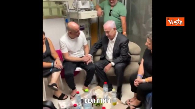 Benjamin Netanyahu abbraccia gli ostaggi israeliani liberati