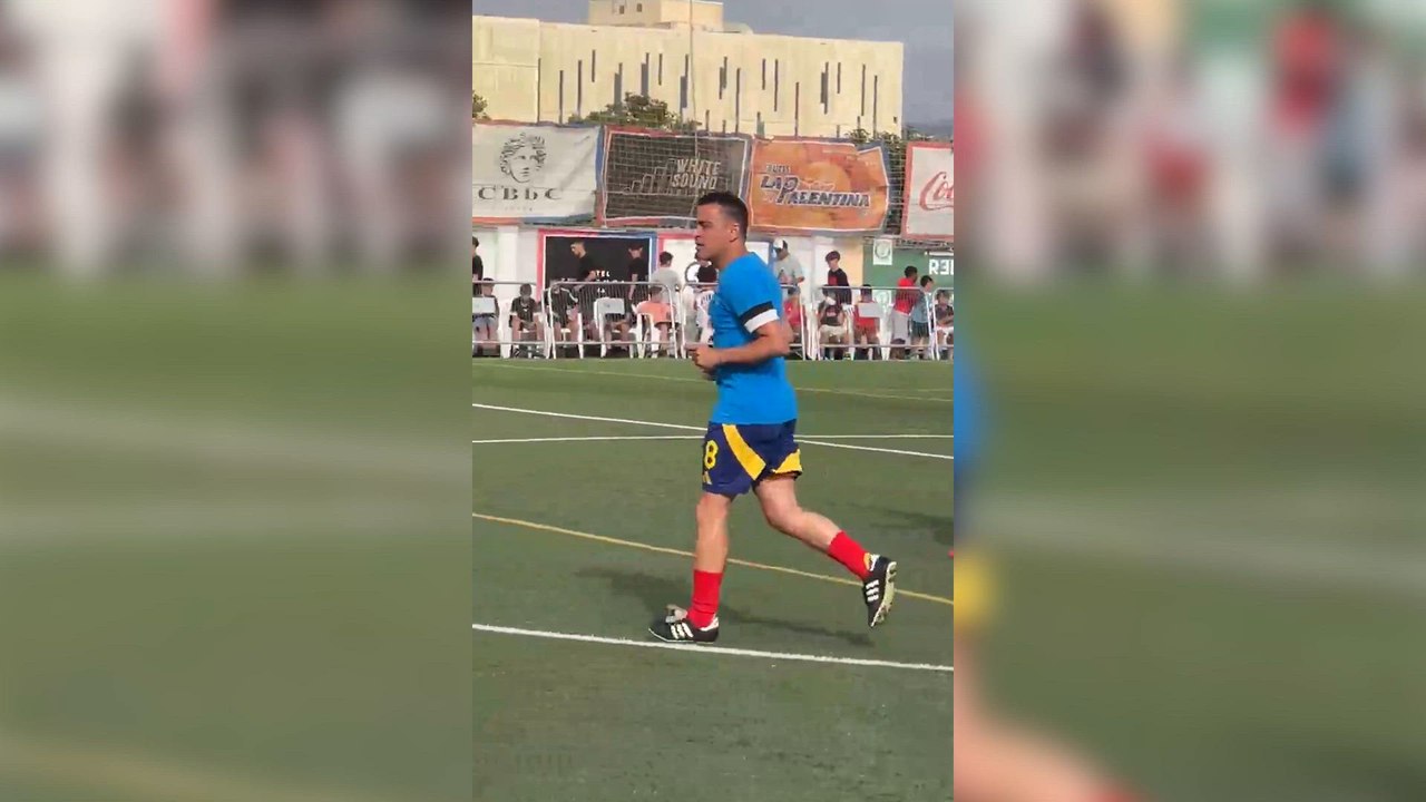 Xavi reaparece tras dejar el Barça