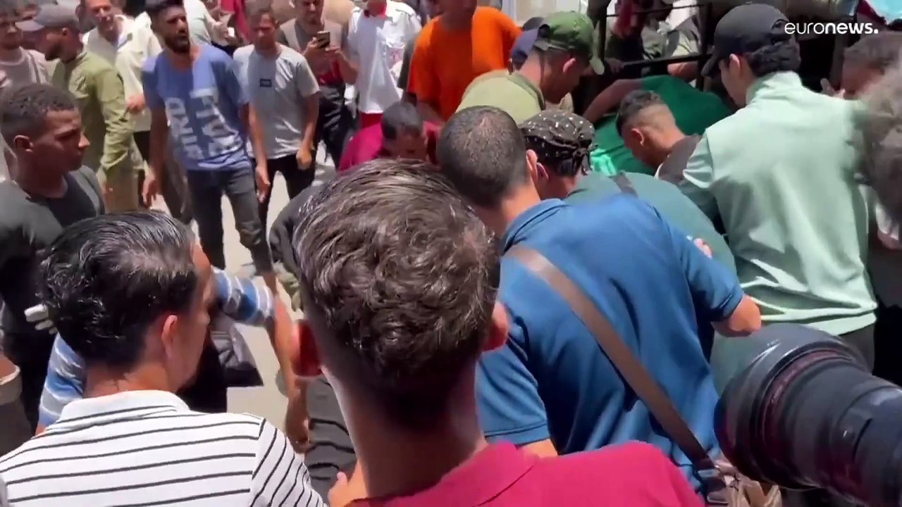 شاهد: حالة من الرعب والهلع يعيشها الفلسطينيون إثر هجوم مكثف على النصيرات ودير البلح