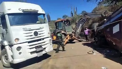 Camión cisterna volcó en el tramo de la carretera Mataral - El Quiñe