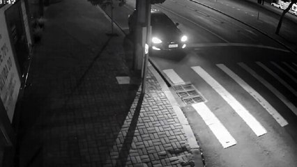 Imagens de câmera de segurança registram ação de vândalo na Av. Brasil