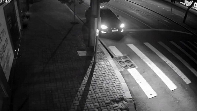 Imagens de câmera de segurança registram ação de vândalo na Av. Brasil