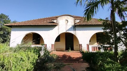 MANSÃO ABANDONADA COM IGREJA E PISCINA