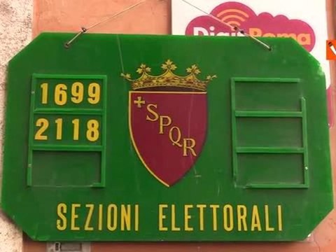 Emma Bonino, candidata Stati Uniti d'Europa, vota al Liceo Scientifico Statale Vittoria Colonna